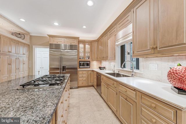 9327 SPRINKLEWOOD LN, Potomac, MD 20854