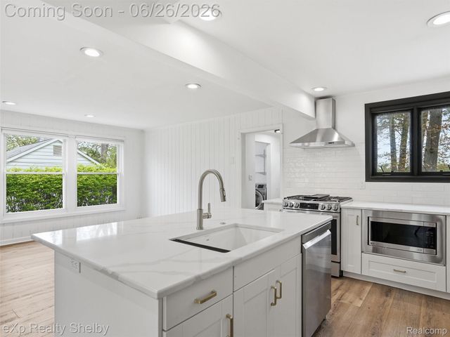 2101 Knollwood Street, Auburn Hills, MI 48326
