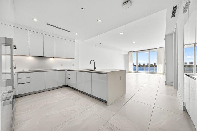 220 Lake Shore Drive 1010, Lake Park, FL 33403