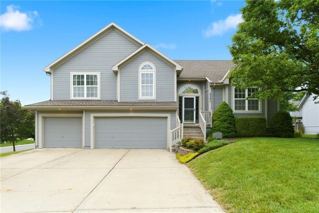 2301 SW Tracker Lane, Lee's Summit, MO 64082