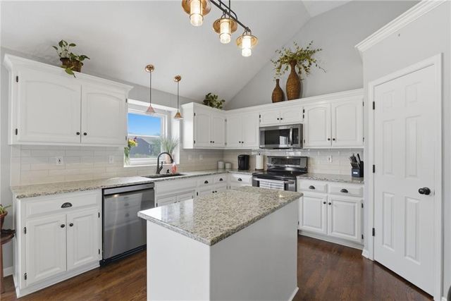 2301 SW Tracker Lane, Lee's Summit, MO 64082