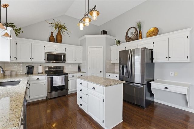 2301 SW Tracker Lane, Lee's Summit, MO 64082