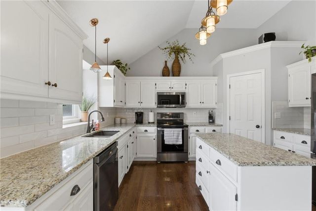 2301 SW Tracker Lane, Lee's Summit, MO 64082
