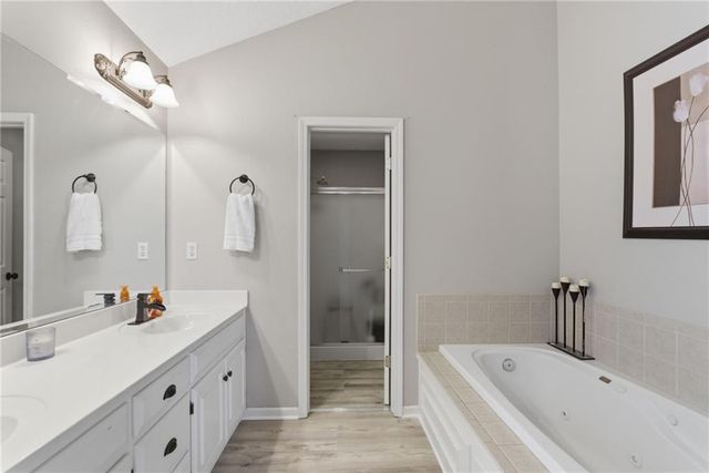 2301 SW Tracker Lane, Lee's Summit, MO 64082