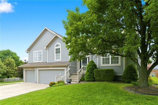 2301 SW Tracker Lane, Lee's Summit, MO 64082