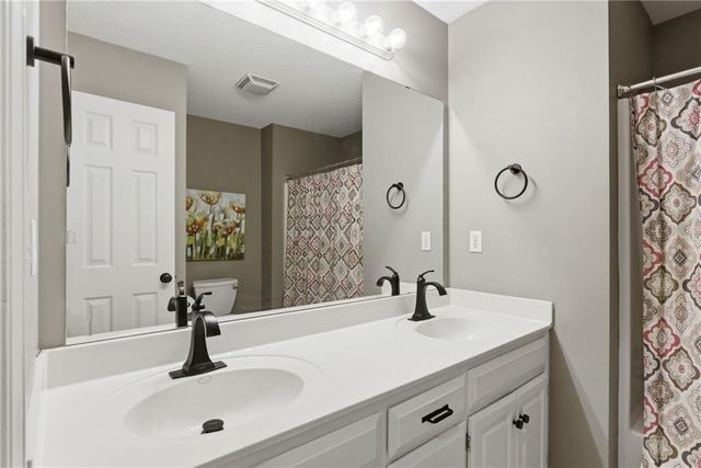 2301 SW Tracker Lane, Lee's Summit, MO 64082