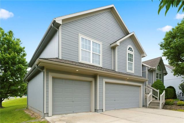 2301 SW Tracker Lane, Lee's Summit, MO 64082