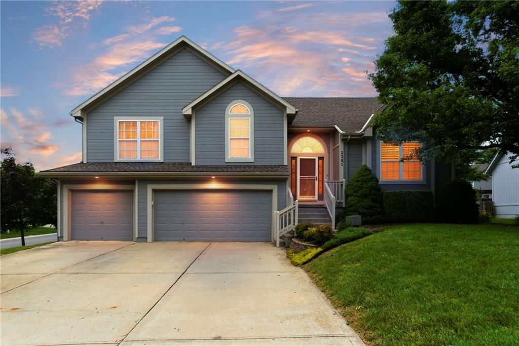 2301 SW Tracker Lane, Lee's Summit, MO 64082