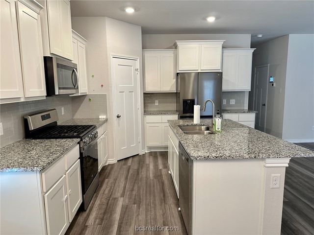 828 Mineral Wells Lane, College Station, TX 77845