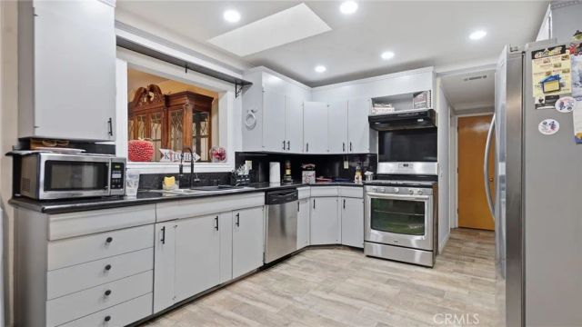 1180 Amberwood Drive, Hemet, CA 92543