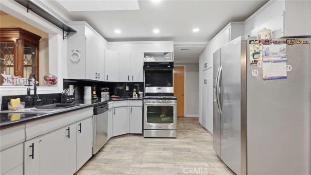 1180 Amberwood Drive, Hemet, CA 92543