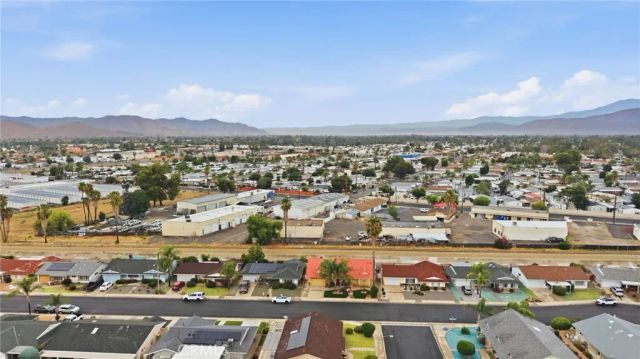 1180 Amberwood Drive, Hemet, CA 92543