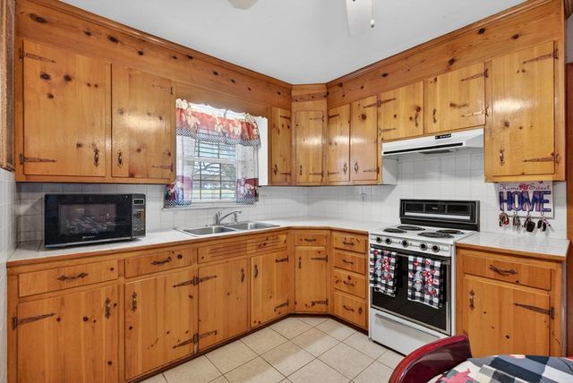 412 Millbrooke Dr, Hopkinsville, KY 42240