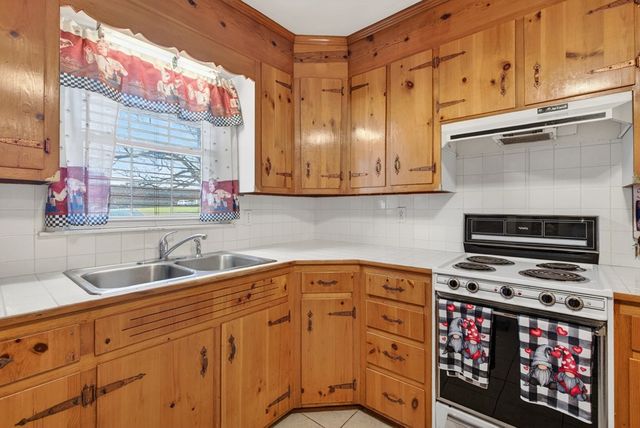 412 Millbrooke Dr, Hopkinsville, KY 42240