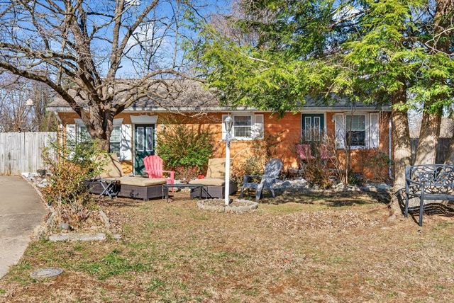 412 Millbrooke Dr, Hopkinsville, KY 42240