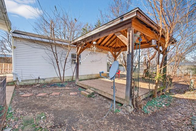 412 Millbrooke Dr, Hopkinsville, KY 42240