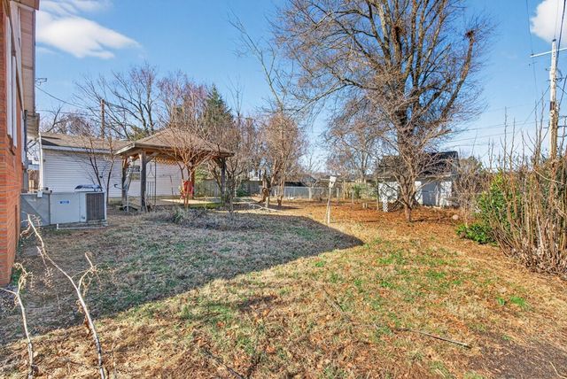 412 Millbrooke Dr, Hopkinsville, KY 42240