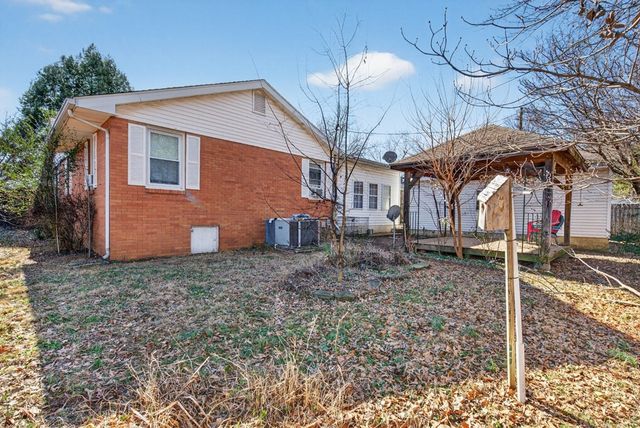 412 Millbrooke Dr, Hopkinsville, KY 42240