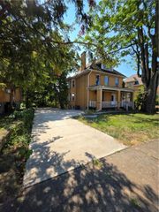 25 Hillson Ave, Brentwood, PA 15227