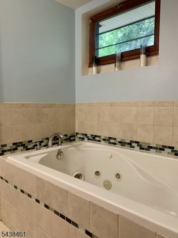 4 Pine Tree Ln, Chester Twp., NJ 07930