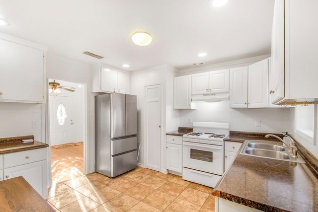 136 Village Rd, Modesto, CA 95354