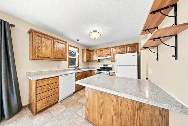 2643 Guthrie Avenue N, Oakdale, MN 55128
