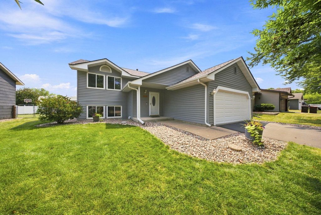 2643 Guthrie Avenue N, Oakdale, MN 55128