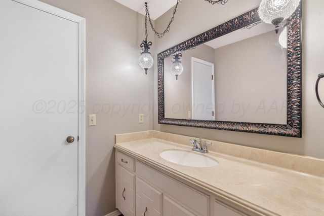 1027 SANTA FE Trail, Canyon, TX 79015