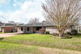 512 Lyndale Drive, Highlands, TX 77562