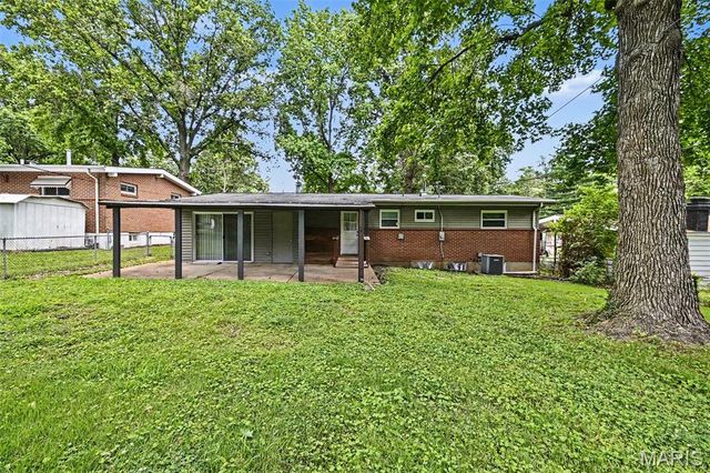 435 Saint Edward Lane, Florissant, MO 63033