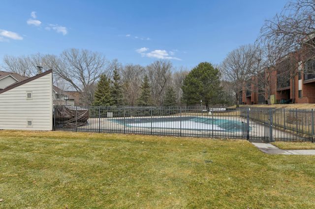 1800 Riverwood Drive 318, Burnsville, MN 55337