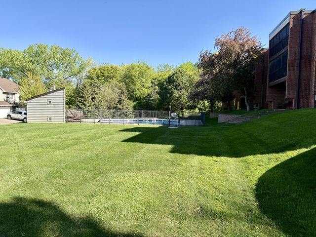 1800 Riverwood Drive 318, Burnsville, MN 55337