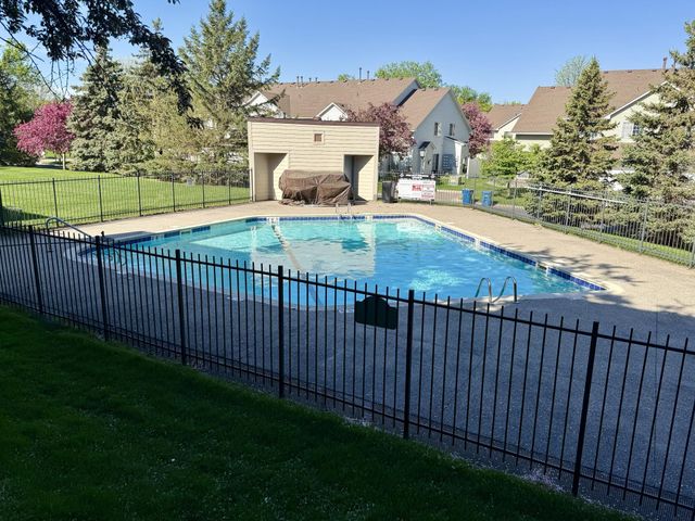 1800 Riverwood Drive 318, Burnsville, MN 55337