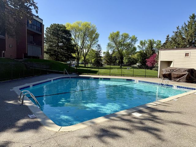 1800 Riverwood Drive 318, Burnsville, MN 55337