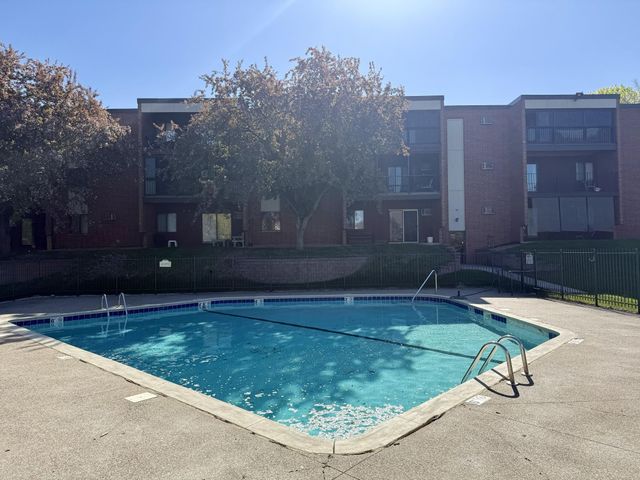 1800 Riverwood Drive 318, Burnsville, MN 55337