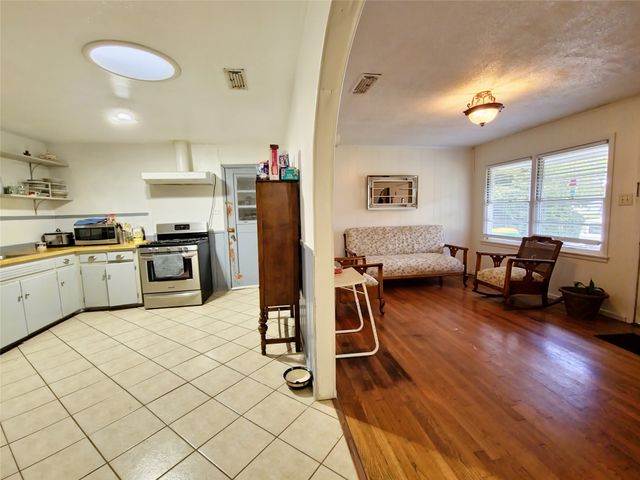 140 Meadowbrook Street, Robinson, TX 76706