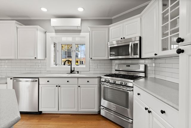 168 Hovey St, Lowell, MA 01852