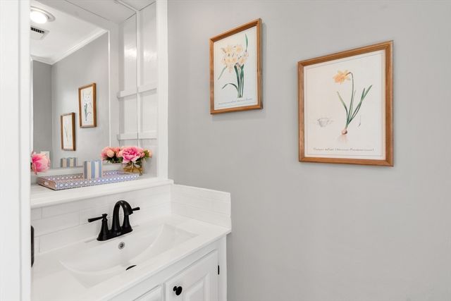 168 Hovey St, Lowell, MA 01852