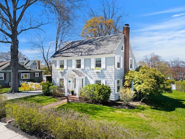 168 Hovey St, Lowell, MA 01852