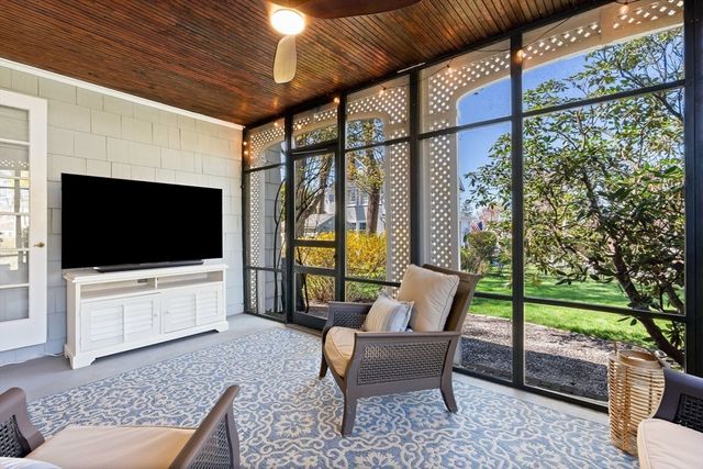 168 Hovey St, Lowell, MA 01852