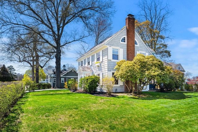 168 Hovey St, Lowell, MA 01852