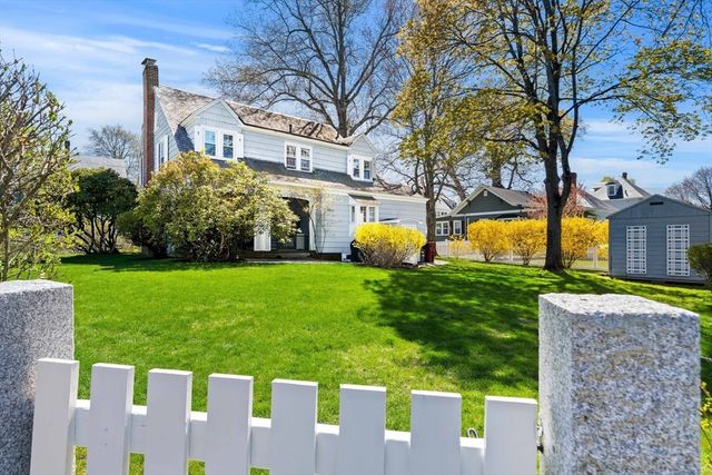 168 Hovey St, Lowell, MA 01852