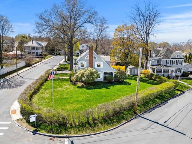 168 Hovey St, Lowell, MA 01852