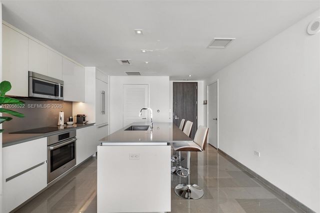 68 SE 6th St 2306, Miami, FL 33131