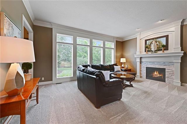 5609 Roundtree Street, Shawnee, KS 66226