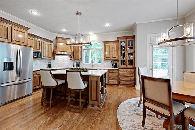 5609 Roundtree Street, Shawnee, KS 66226