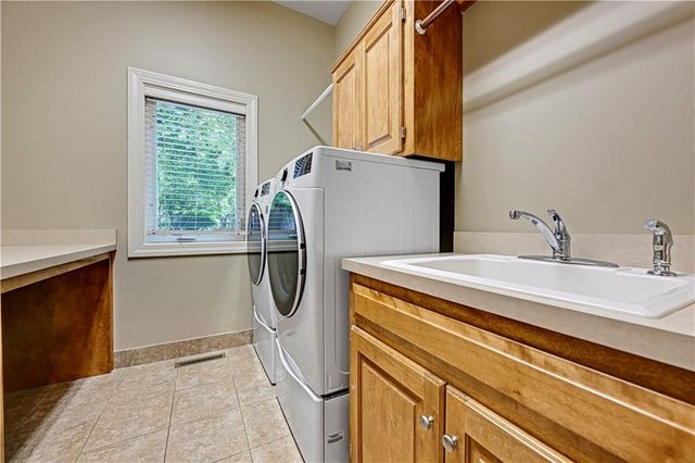 5609 Roundtree Street, Shawnee, KS 66226