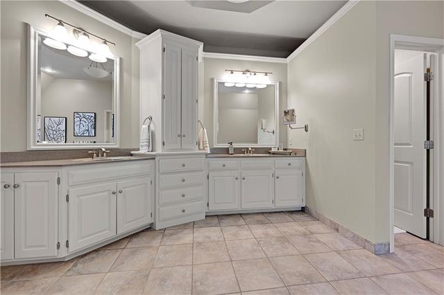 5609 Roundtree Street, Shawnee, KS 66226