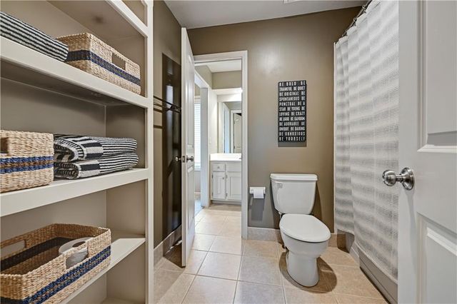 5609 Roundtree Street, Shawnee, KS 66226