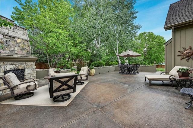 5609 Roundtree Street, Shawnee, KS 66226